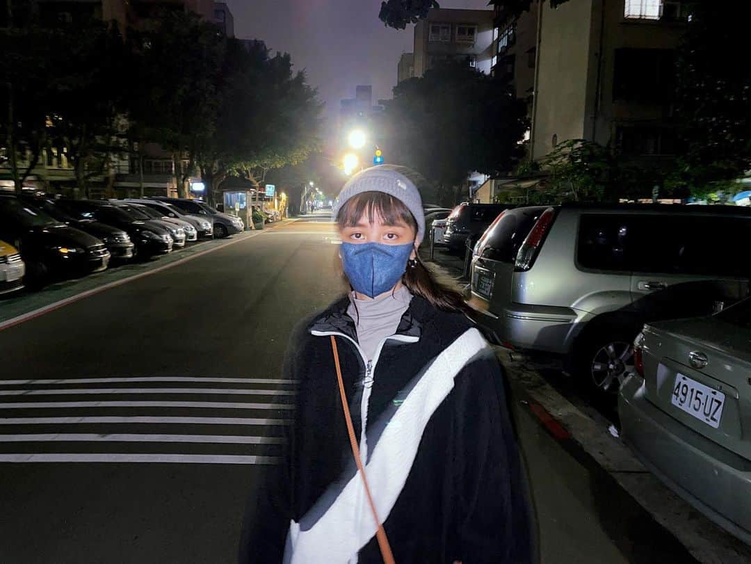 宇珊のインスタグラム：「回了桃園後才發現台北其實一點都不冷 埔心根本是冰箱啊...... #散步穿搭 Nike雙面外套 @bcebelle」