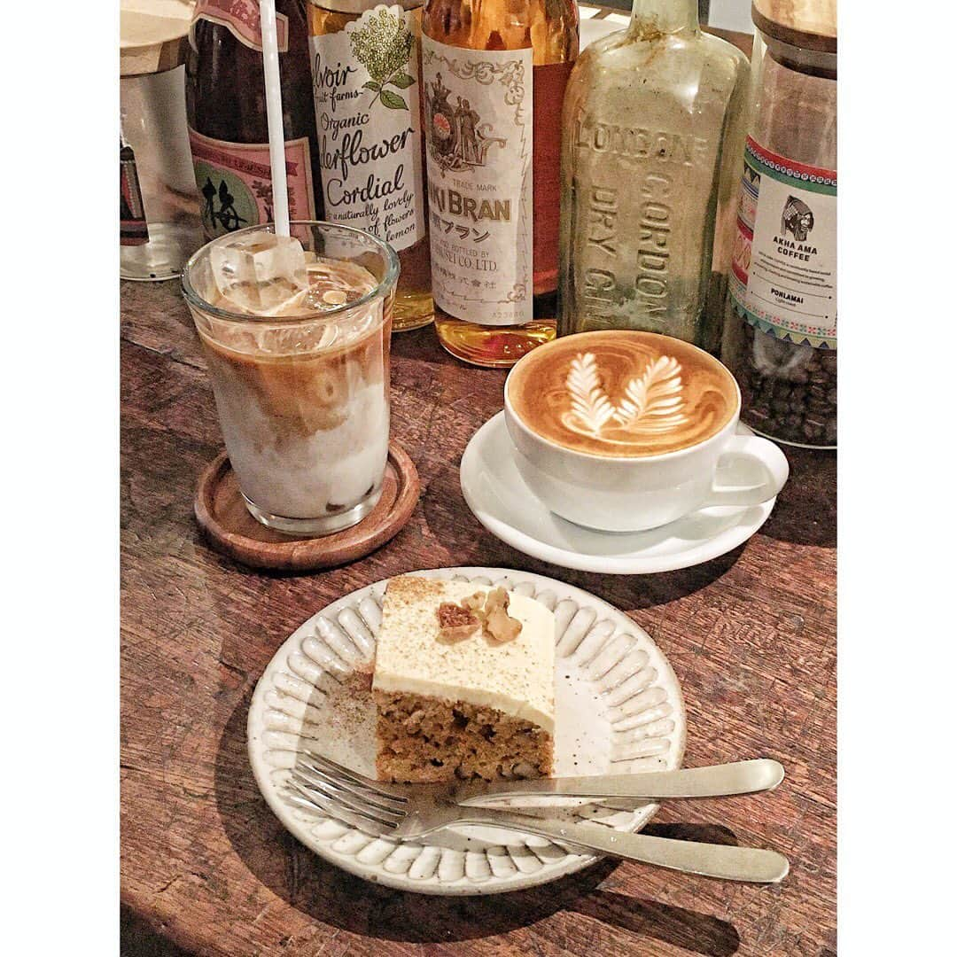 新井乃亜さんのインスタグラム写真 - (新井乃亜Instagram)「☕️ #akhaamacoffee ✨ あけましておめでとうございます🎍 元旦からコーヒー飲んだ☕️💕 あと、きゃろちゃんケーキ🥕  #akhaamacoffeejapan #akhaamacoffee神楽坂 #赤城神社  #神楽坂カフェ #神楽坂グルメ #神楽坂ランチ #新宿カフェ  #新宿グルメ #新宿ランチ #東京カフェ #東京カフェ巡り  #キャロットケーキ #キャロットケーキ部 #キャロットケーキ巡り  #가구라자카 #신주쿠맛집 #신주쿠카페 #도쿄맛집 #도쿄카페」1月3日 19時33分 - noa__arai