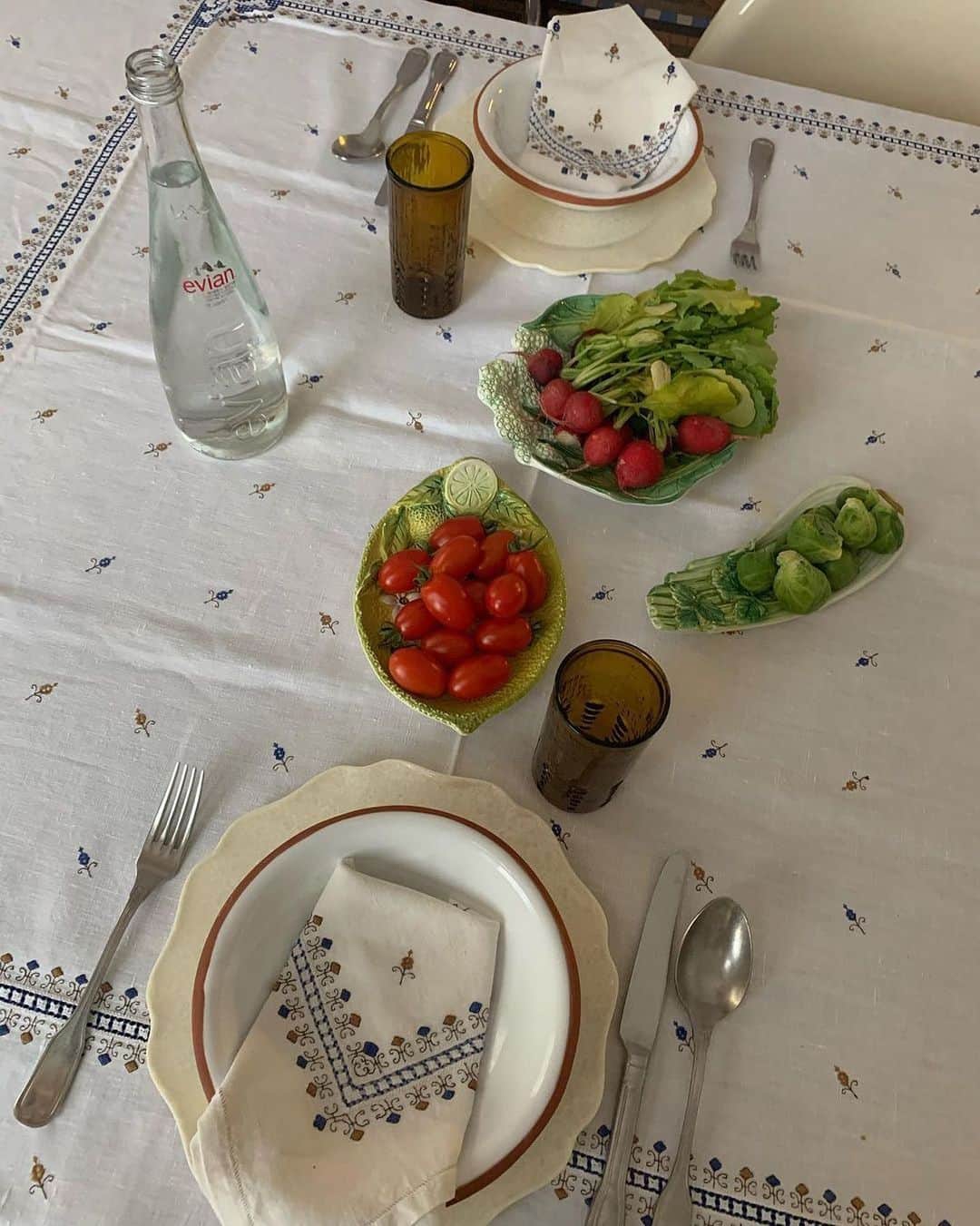evianのインスタグラム：「Perfect way to start 2021 with a healthy lunch for two on the weekend by @blanca_a_table after all the holidays family food events!   #evian #evianwater #eviantable #stayhydrated」