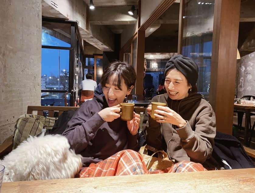 eiko kagamiのインスタグラム：「. 今日はいずみちゃん @izumisudo 親子にドッグランに連れていってもらいました🐶🐶🐾❣️ . 沢山の可愛いワンコたちに癒されすぎて、私と娘はしばし無言になるほどww🥺✨ . 年始に安心安定のelimsコンビで会えて嬉しいほっこりな一日でした♡ 今年のelims、是非お楽しみに😆 . . . 3枚目は、凹ちゃんによるふりふりバイバイにて締め🐾🤎 . . #ドッグラン #沢山のワンコたち #沢山のモフモフ #可愛すぎた」