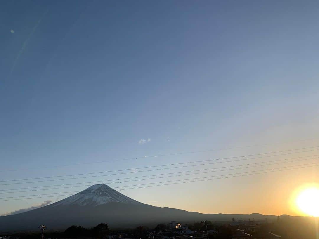 AYUMIさんのインスタグラム写真 - (AYUMIInstagram)「富士山と夕陽🙏✨ #今日という日にも感謝して  @the_garden_mt_fuji   #thegardenmtfuji #コンドミニアムホテル #コンドミニアム #セルフチェックイン #セルフチェックアウト #家族時間 #富士山 #mtfuji」1月3日 19時48分 - ayumiayunco