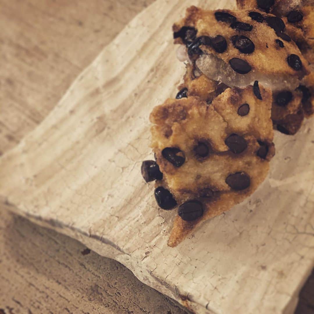 ハミルのインスタグラム：「. . のんびりお正月も今日まで. . 豆餅を２日半干して、揚げ豆餅. 浜名一憲さんの珍しい白い板皿でペロリ. . 今年もよろしくお願い申し上げます。 . あと３日くらい廃人になっていたかた. . #netflixの沼から浮上せねば」