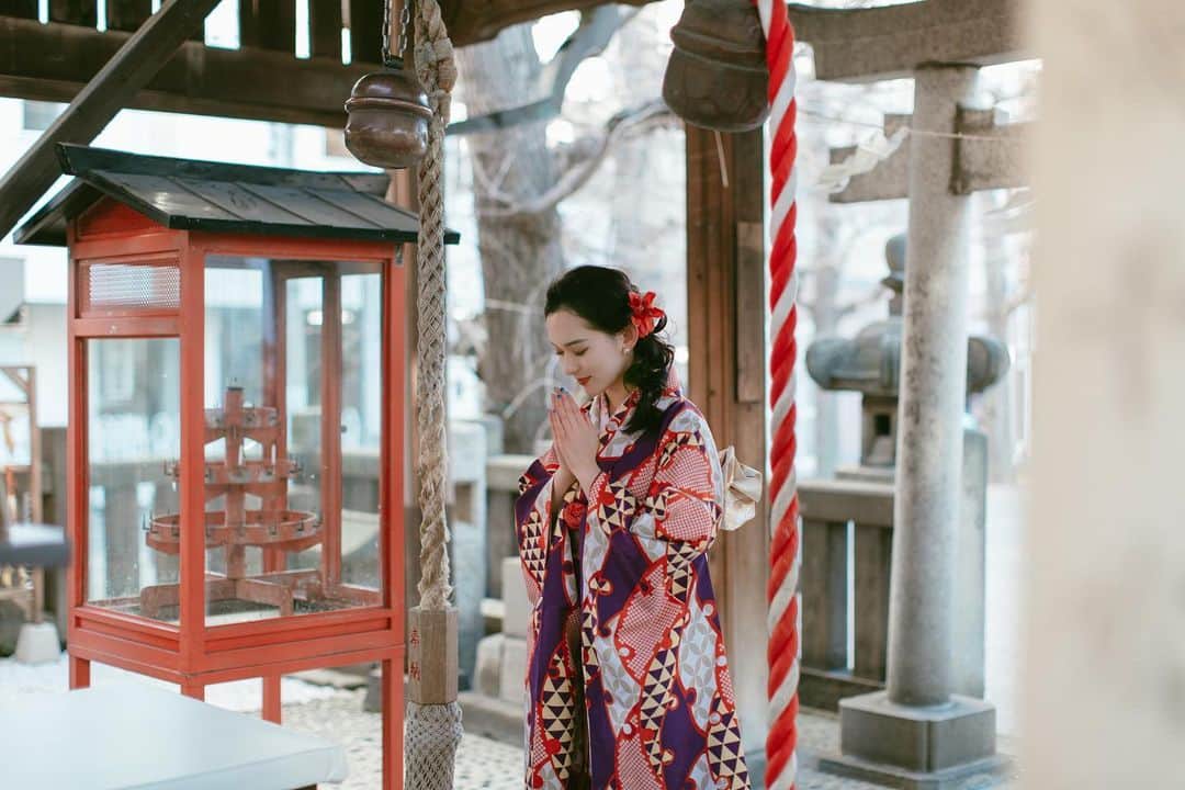 Chiharuのインスタグラム：「❤︎ 浅草寺🙏 . 去年撮ってもらった写真なんだけど、載せてなかったからゆっくり載せようと思う🙆‍♀️ . 振袖着る機会あんまりないから一日中ワクワクしてた✨ ❤︎ #東京 #浅草 #浅草寺　#お寺巡り #東京観光　#和装　#着物　#着物ヘア #着物レンタル　#着物女子 #振袖　#振袖ヘア #振袖レンタル 日本　#国内旅行  #写真好きな人と繋がりたい #カメラ好きな人と繋がりたい #カメラ女子　#tokyo #asakusa #japan #photography #photo #photogram #camera #kimono #kimonostyle #kimonogirl #sensoji #sensojitemple」