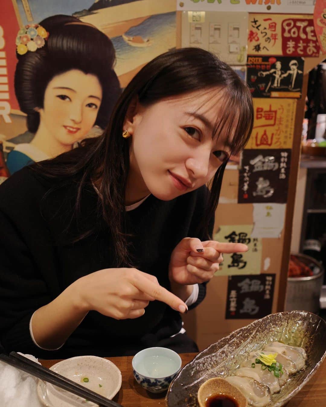 井元麻帆さんのインスタグラム写真 - (井元麻帆Instagram)「いつもの大好きな、 鍋島(スペシャルバージョン) と、初めましての 美酒の設計。  あまりにも美味しすぎて牡蠣も進みました...いや逆かもしれない。 あまりにも佐賀の牡蠣 #ゆり姫 が美味しすぎて酒が進んでいるのかも🍶  幸せな正月をやっています🌅 #生牡蠣 #新年から生牡蠣18個 #幸」1月3日 19時46分 - maho_imoto