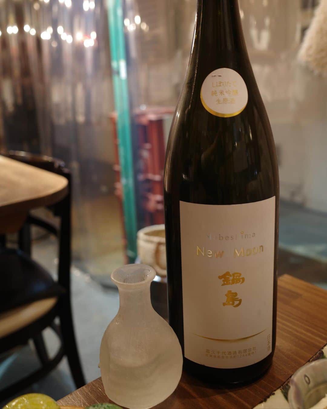 井元麻帆さんのインスタグラム写真 - (井元麻帆Instagram)「いつもの大好きな、 鍋島(スペシャルバージョン) と、初めましての 美酒の設計。  あまりにも美味しすぎて牡蠣も進みました...いや逆かもしれない。 あまりにも佐賀の牡蠣 #ゆり姫 が美味しすぎて酒が進んでいるのかも🍶  幸せな正月をやっています🌅 #生牡蠣 #新年から生牡蠣18個 #幸」1月3日 19時46分 - maho_imoto