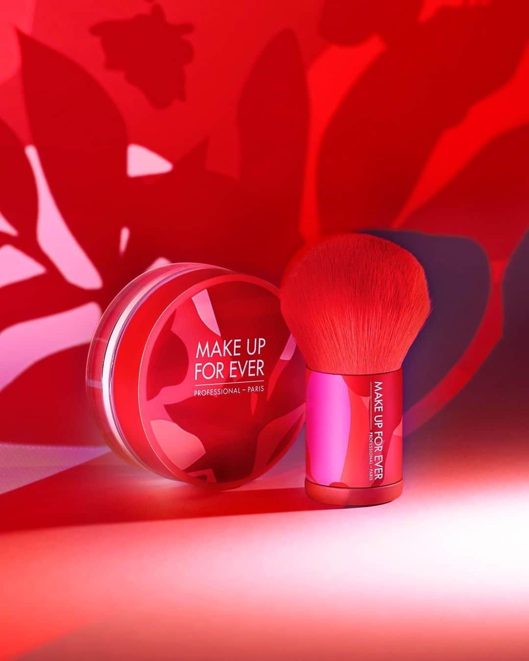 MAKE UP FOR EVER OFFICIALさんのインスタグラム写真 - (MAKE UP FOR EVER OFFICIALInstagram)「#ChineseNewYear ICONIC duo!⁣ ⁣ Discover kit staple #UltraHDLoosePowder and #Kabuki Brush in their limited #ChineseNewYear packaging!⁣ ⁣ Available now in selected countries. ⁣ _⁣ ⁣ #ChineseNewYear⁣ #lunarnewyear⁣ #makeupforever」1月3日 19時56分 - makeupforever