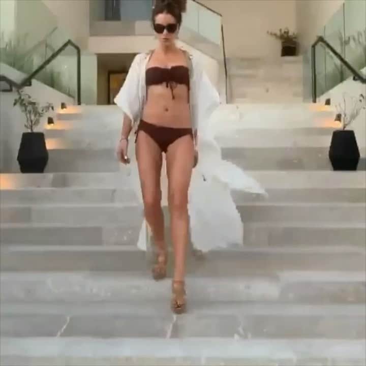 セレステ・バーバーのインスタグラム：「How I’m going into 2021.  #celestechallengeaccepted  #celestebarber  #funny  #katebeckinsale」