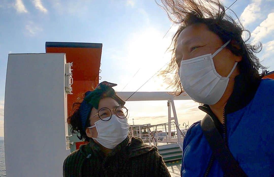 池内万作のインスタグラム：「最近始めたYouTubeチャンネル「イケウチ家」ですが、鎌倉の大仏を見に行ったのがけっこう好評でして。 第二弾はその流れで千葉に大仏を見に行ってきました。 別に「大仏チャンネル」ってわけじゃないんですけどねw 正月家でヒマならば、ちょろっと観て旅気分を味わって頂けたら幸いです！ 1/03の20:00アップなのでよかったら是非♪  https://youtube.com/channel/UCqT-plByu59H5ffRqDHNz8w  #イケウチ家さまよう #イケウチ家  We’ll be uploading our new movie on YouTube at 20:00 on 01/03/21. In the first movie, we went to Kamakura to see Daibutsu, the great statue of Buddha. This time, we went to Chiba to see....Guess what. Daibutsu again lol Both movies have English subtitles. Hope you enjoy them. Cheers.」