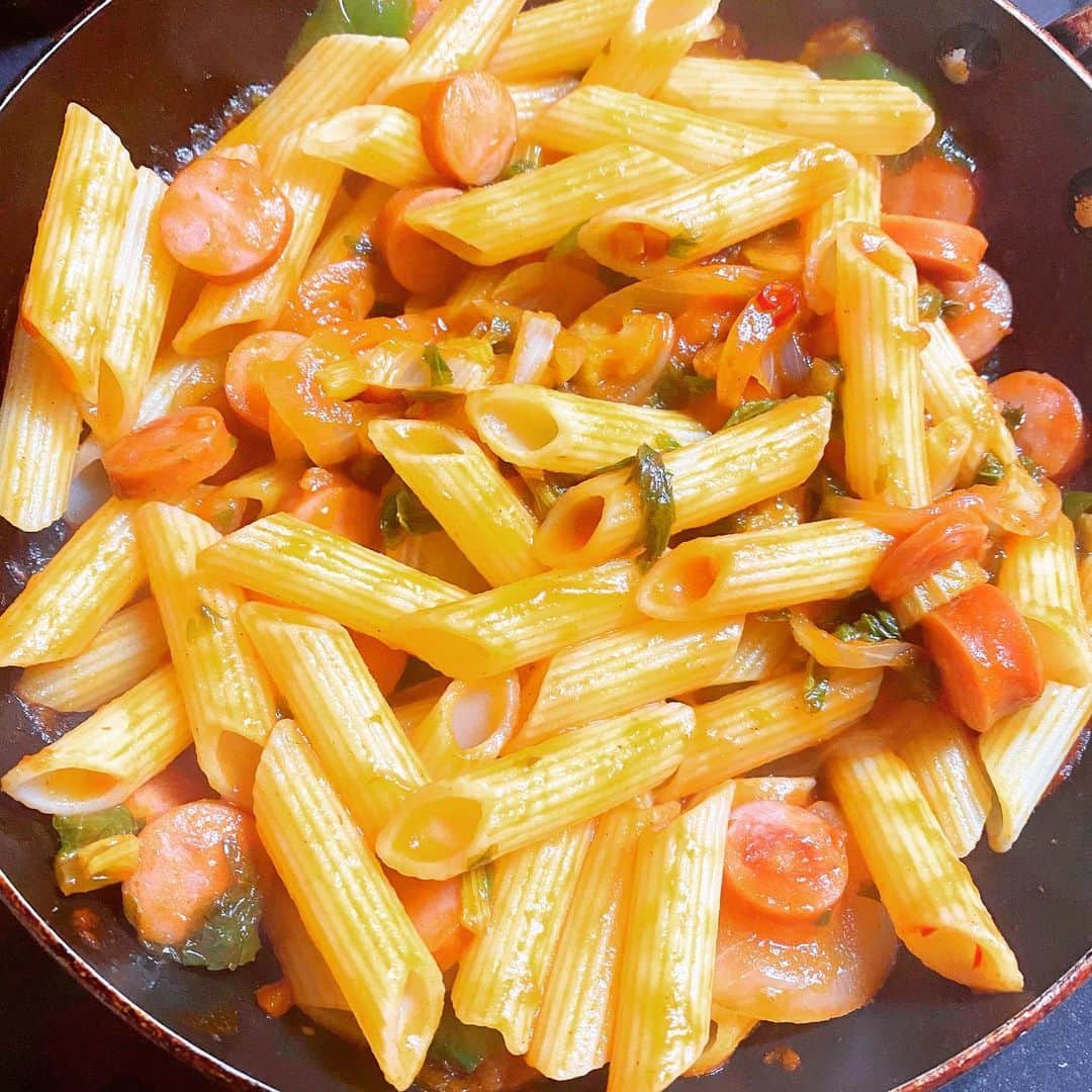 のインスタグラム：「適量はたぶん一生つかめない🤷‍♀️  #ペンネアラビアータ #グルテンフリー #大盛り #晩ごはん」