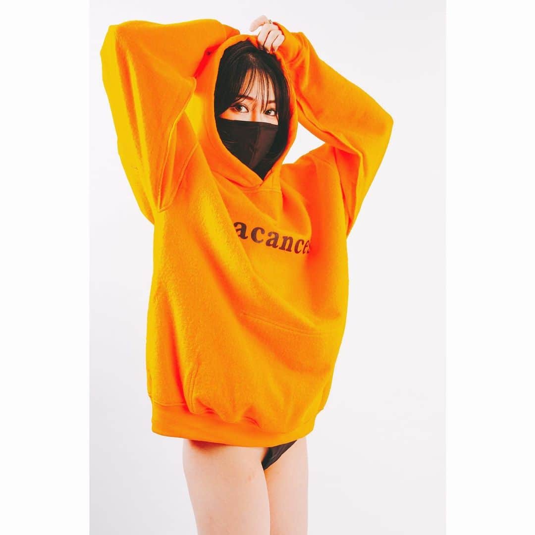 DJ mariennuのインスタグラム：「新年あけちゃってますがおめでとうございます🎍 去年一年のマリエンヌは、自分の根本を過ごすみたいな一年でした🐍 それが良いのかどうなのか、 どう転がすかは自分次第なのでこれからの人生もちゃんと 自分の人生を歩こう、よそ見するなよって突っ込みながら 愛を軸に2021年も生きます🐈 皆様、いつもありがとうございます。 皆、地球に生まれた命🌏」