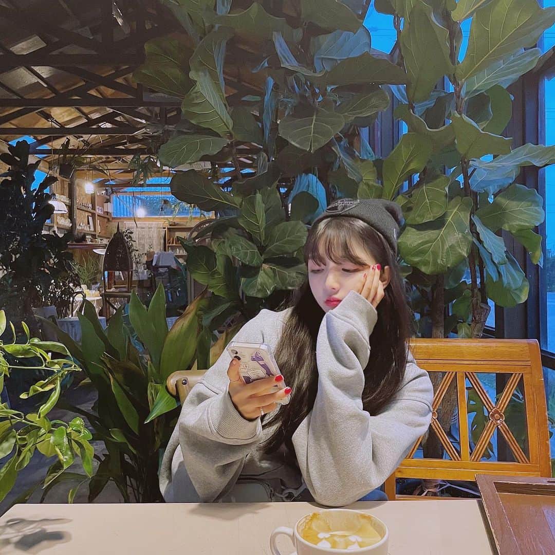 ユジョン のインスタグラム：「카페 너무 예뻐서 하얀 옷 입고 다시 올 예정ㅎ」