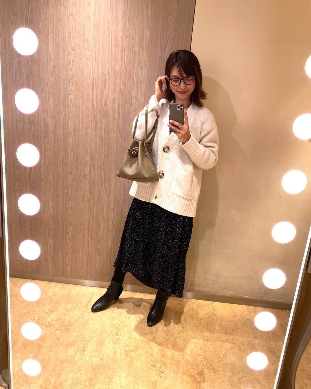 黒宮ニイナのインスタグラム：「今日は息子がじぃじばぁばの家にお泊まりに行ったので、娘と2人でお買い物😁✨ とは思ったものの、年始のSALEで人混みが怖いので食品とか必要なものだけ買って帰りました💦  久しぶりにメガネ👓引っ張り出してきた😅ちょっとまぶたが痒いので対策。　  毎日夜更かしと朝寝坊させてもらったりと甘えてばっかりの嫁です🥺 そろそろ我が家のお正月休みも今日で終わり🥺 久しぶりに体重計乗ったら恐ろしいことに🤣また明日からなんとかせねば🏃‍♀️💦  #ママ #2児ママ #2人育児 #男の子ママ #女の子ママ #兄妹ママ #vasic #vasicbondmini #mama #mamacoordinate #mamafashion #mamalife」