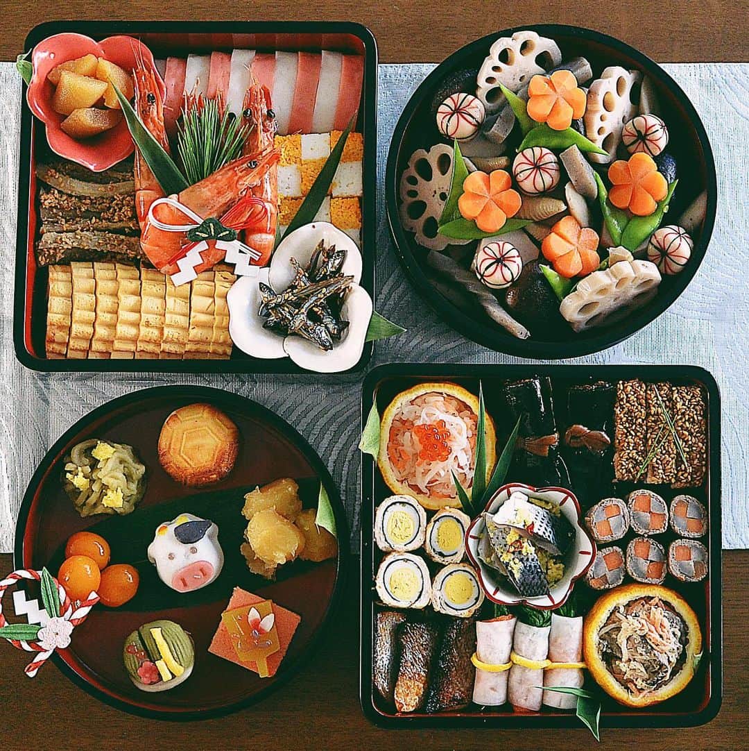 Natsuko Motoiさんのインスタグラム写真 - (Natsuko MotoiInstagram)「上からも。 . . . .  #おばあちゃんの残したレシピ  . . . .  #おせち料理  #お正月 #おうちごはん #おせち #japanesefood #和食 #うつわ #IGersjp #team_jp_  #foodie #foodstagram #comfortfood #gloobyfood #thefeedfeed  #暮らし #onmytable  #vscocam #vscofood #vscofashionfood  #キナリノ #food52  #おうちごはんlover #おうちカフェ  #フーディーテーブル #wp_deli_japan」1月3日 19時59分 - natsu_motoi