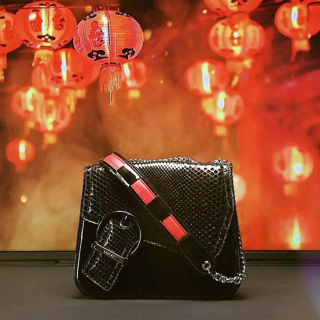 ランセルのインスタグラム：「Célébrer la nouvelle année en continuant de vous faire voyager  Adèle – Cuir embossé et cuir lisse – Noir et rouge coquelicot Celebrate the New Year by continuing to take you travelling Adèle – Embossed and smooth leather – Black and poppy red #AdeleByLancel #Lancel」