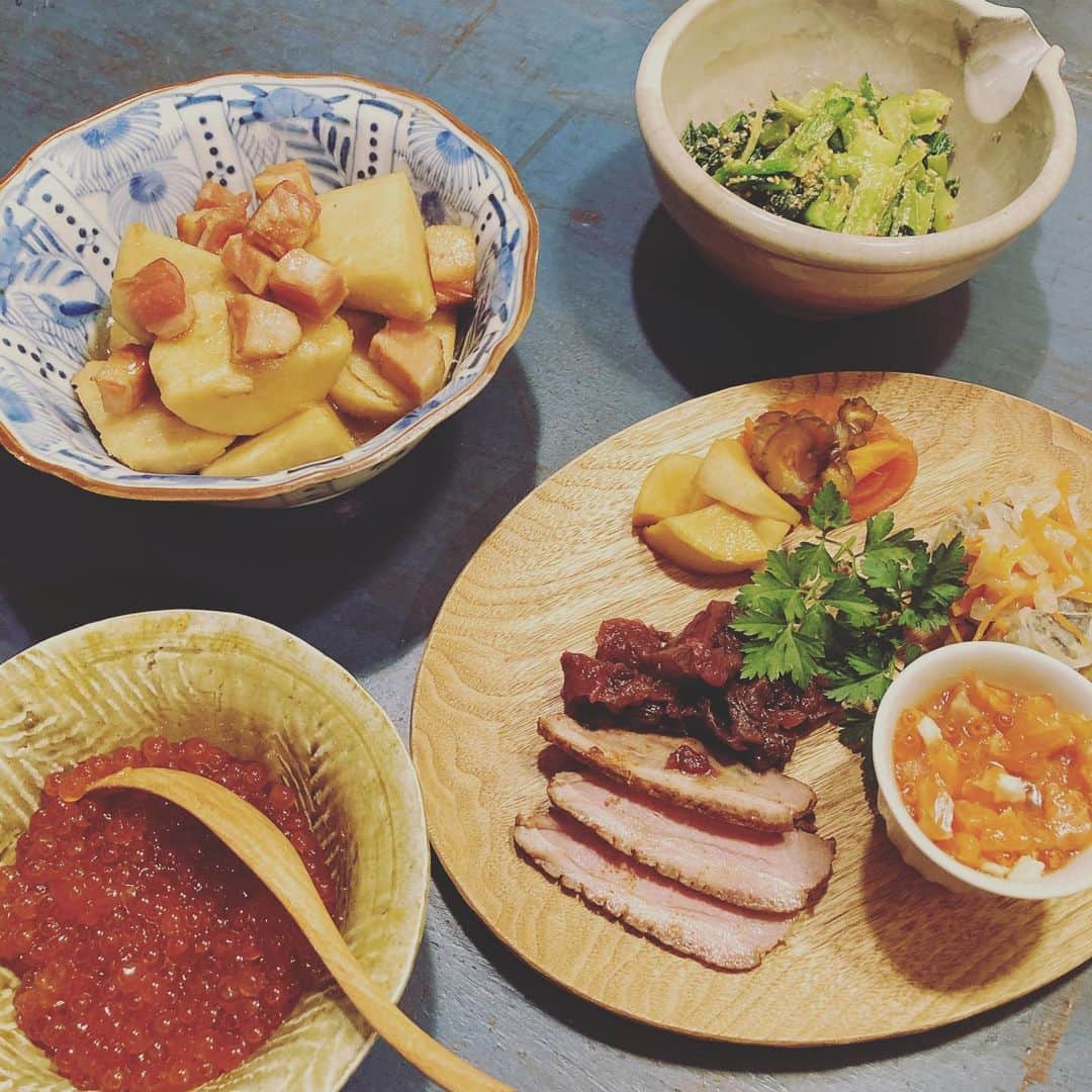 井上荒野のインスタグラム：「おせちの残り＋自作の簡単惣菜＋イクラ、あとお味噌汁。我が家的にとても正しい感じの1月3日の夕食。おせちがきれいになくなりそうなのも嬉しい。」
