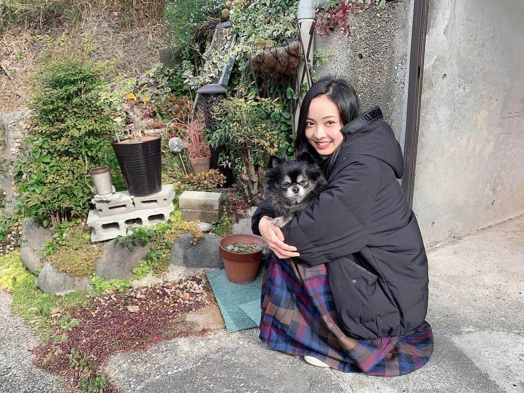 川瀬莉子さんのインスタグラム写真 - (川瀬莉子Instagram)「あけましておめでとうございます🎍✨ 2021年、皆さんにたくさん幸せが訪れますように✨✨  お正月は愛犬愛猫に癒されました😊 眩しくて目がしょぼしょぼのわんこと❤︎」1月3日 20時03分 - kawase_riko_official