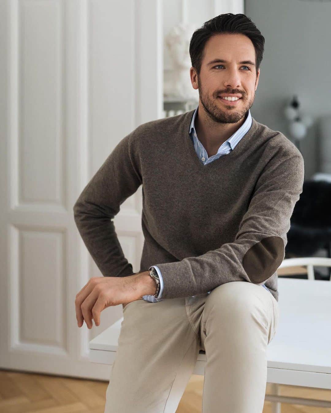 ハケットのインスタグラム：「Start the year in comfort by pairing our knitwear and chinos like @sebastian.schmidt to build a casual and elegant look. Use the link in our bio to find your favourite shapes and colours #STAYHackett」