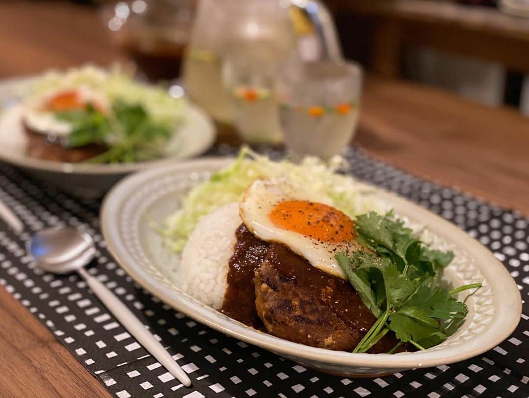 YU-U（工藤由布）さんのインスタグラム写真 - (YU-U（工藤由布）Instagram)「ロコモコ丼🍚#uごはんたち おねーちゃん①からのプレゼント🎁 お正月料理に飽きたら食べてねって 仔羊のパティ🥩&デミグラス🍷 パティ🥩だけでもご飯すすむし デミグラスソース🍷だけでもご飯食べれちゃう🤤💯 やっぱお店の味なんだよな〜すごいな〜💮 @seo_megu ありがと🥺✨ グリーンカレー🍛も楽しみ💚」1月3日 20時05分 - nyan22u22nyan