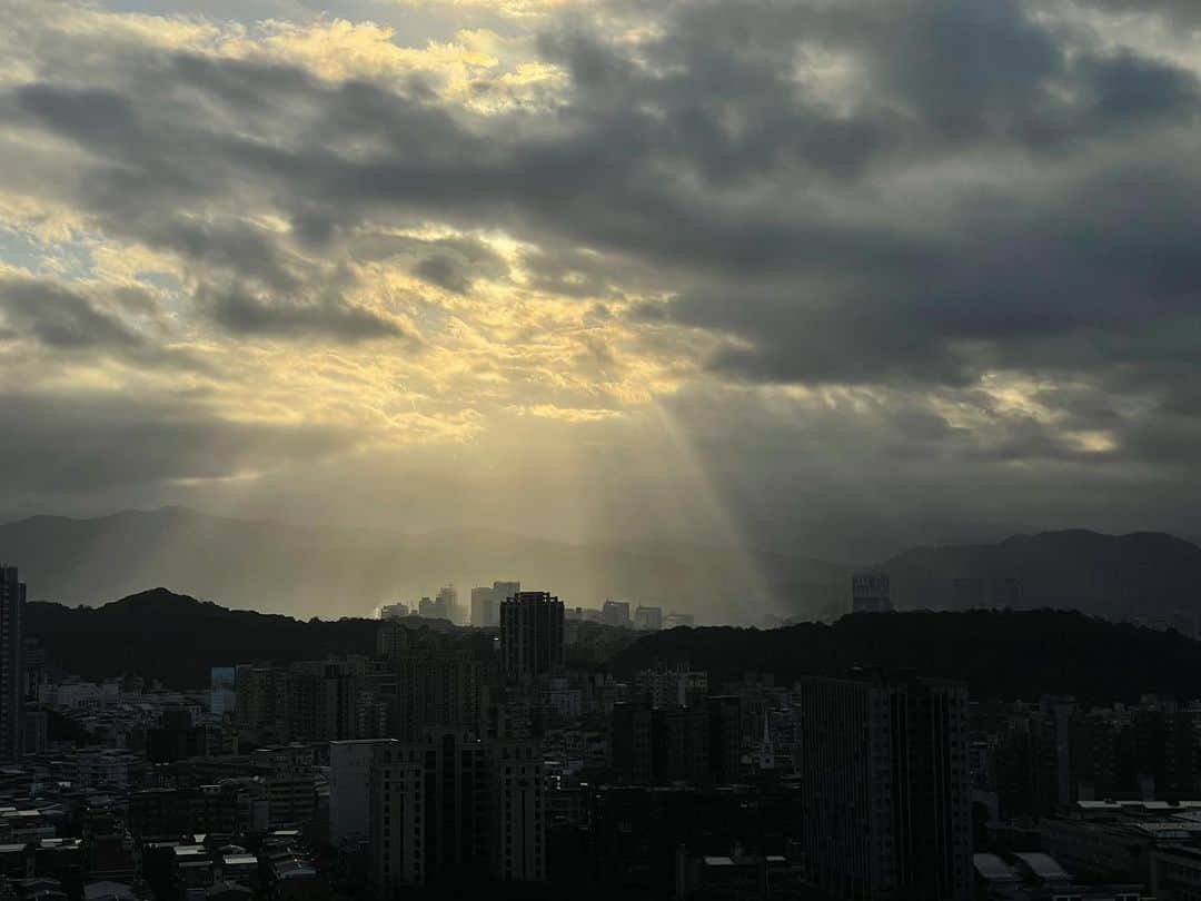 林俊傑のインスタグラム：「Today’s Sunrise. 今天的日出.  #nofilter」