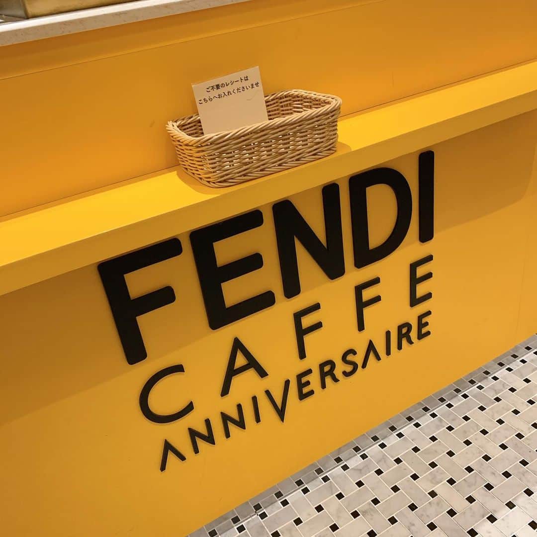 光永さんのインスタグラム写真 - (光永Instagram)「FENDI CAFE可愛すぎて、姉と写真撮りまくってました☕️ ドラマ花晴れで、神楽木とめぐりんがお茶してたカフェとのコラボで、ダブル嬉しいー！！！！ ほんで、ラテ、めちゃくちゃ美味しかった… . 2/14までって店員さんが言うてました。ふふふ . #FENDI #FENDICAFE #anniversaire #anniversairecafe #期間限定カフェ #おしゃ活」1月3日 20時15分 - hinata_official__