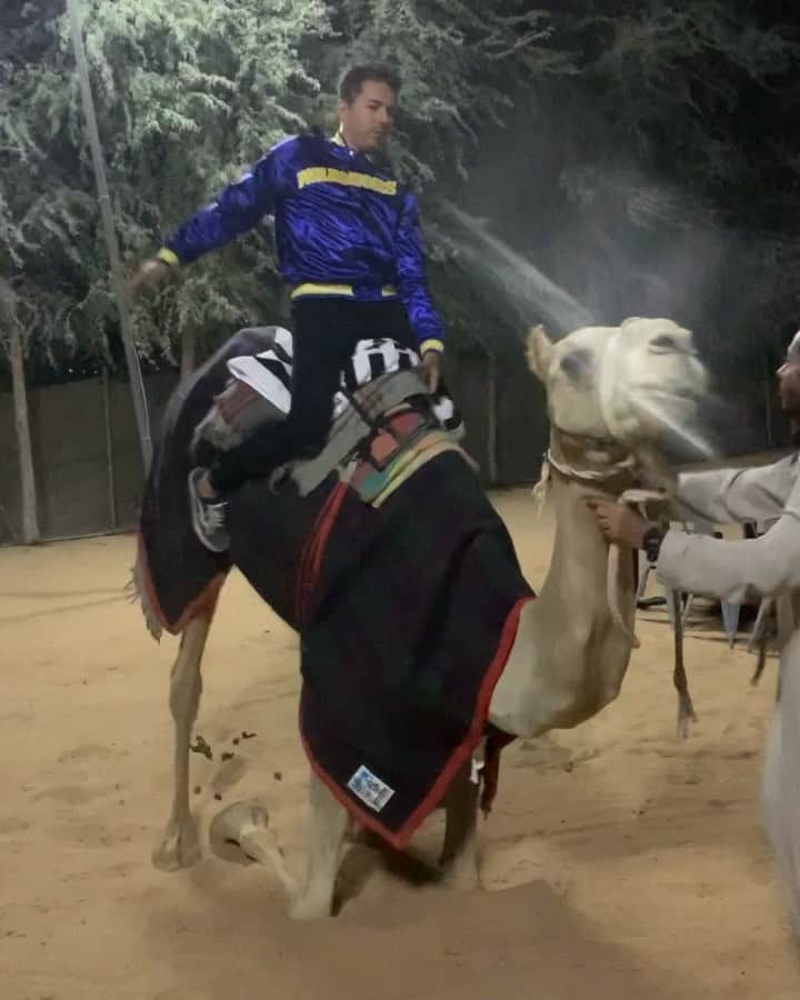 ホルヘ・ロレンソのインスタグラム：「After this experience a @motogp feels like a Mini bike... 😰😆😅  #dubai #dubaiexperience #desert #dubai🇦🇪 #camel #dubainight #dubailife #desertexperience   @uaebcn」