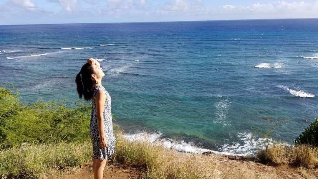 瀬川慶のインスタグラム：「Happy New Year 2021🎊　 ハワイ明けました㊗️　  初詣の代わりに太陽浴。  うん、エネルギーチャージok!  #happynewyear2021 #fromhawaii #diamondhead #stayhealthy #aloha #angelsbytheseahawaii #alishagemstone #ハワイ#2021年#ダイヤモンドヘッドビーチ #コロナに負けない #ハワイで会おうね　#今年もよろしくね #アロハ」