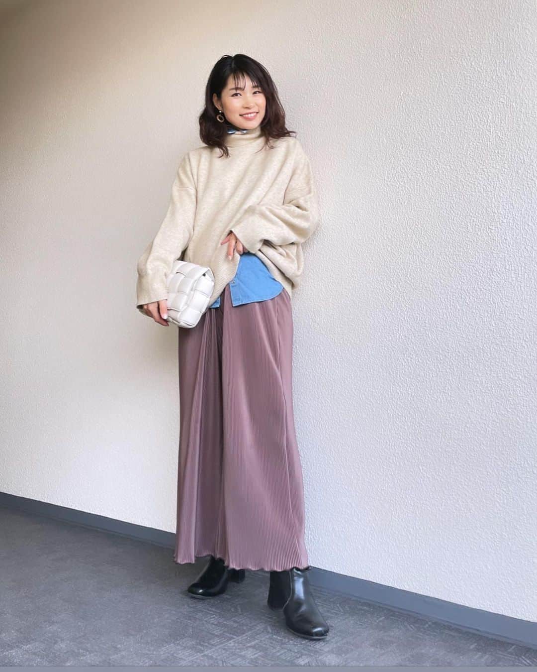 三佐和あやのインスタグラム：「#ootd ﻿ ﻿今年はステイホームだし、お友達のショップで 通販たのしむのだ👜💓  #code  Knit ... @saisondepapillon  pants ... @asknowaspinky  boots ... @zozotown  ﻿  #今日のコーデ #今日の服 #冬コーデ #きょコ #いつコ #シンプルコーデ #大人カジュアル #ママコーデ #バッグ #ママファッション #ファッション #ファッションコーデ お洒落  #ブーツコーデ #fashion #大人コーデ  #アラフォー #アラサーコーデ #30代コーデ #grl #グレイル #ボッテガヴェネタ」