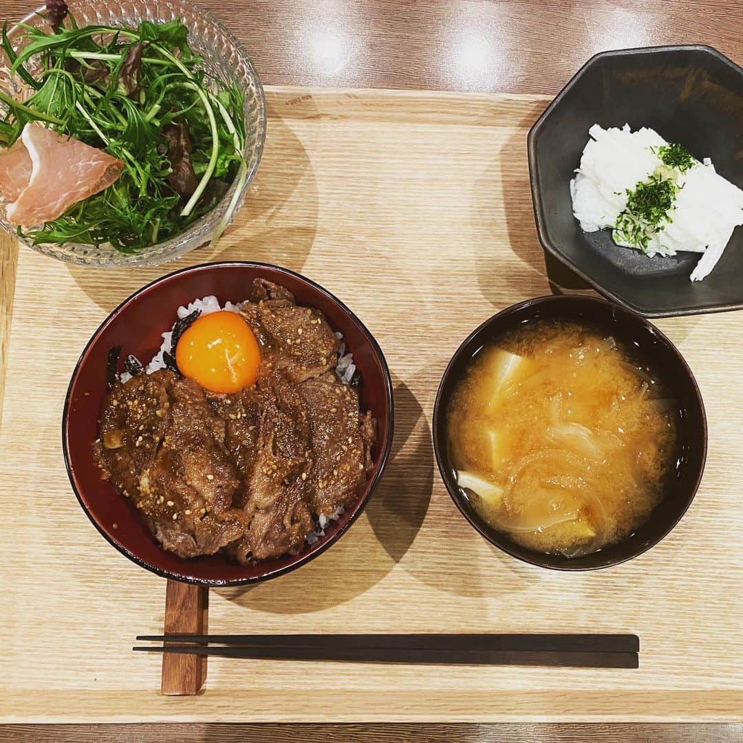 畑野ひろ子のインスタグラム：「今日は、笠原シェフが紹介していた牛ネギ丼🐮 ごま油で和えたネギを薄切り肉の中に閉じ込めて焼くのが最高に美味しかったです😆 タレも絶品で、家族にも大好評🥰 サラダの生ハムが中途半端😂」
