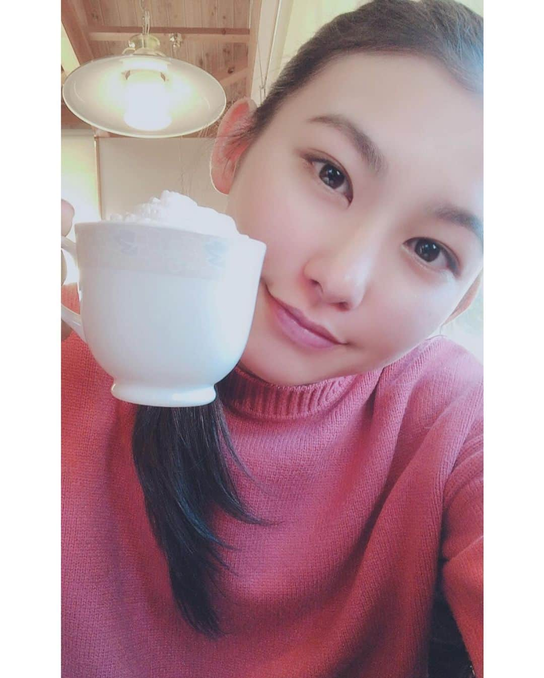 ８２１（ハニー）さんのインスタグラム写真 - (８２１（ハニー）Instagram)「821CAM📸- #offshot 💕#KANNA  コーヒー飲むと温まりますね☕️☺️  #821honey #H821 #821 #カンナ #WHO #CallMyName #japanesegirl #girlgroup #ulzzangfashion #ulzzangstyle #winter #cafe #selfie #セーター #蜂蜜オーレウインナー #冬 #2021年 #あけましておめでとうございます #커플 #메이크 #데일리메이크업 #패션 #오오티디 #팔로미 #메이크업 #셀카 #셀피 #먹방」1月3日 20時10分 - 821honey_official