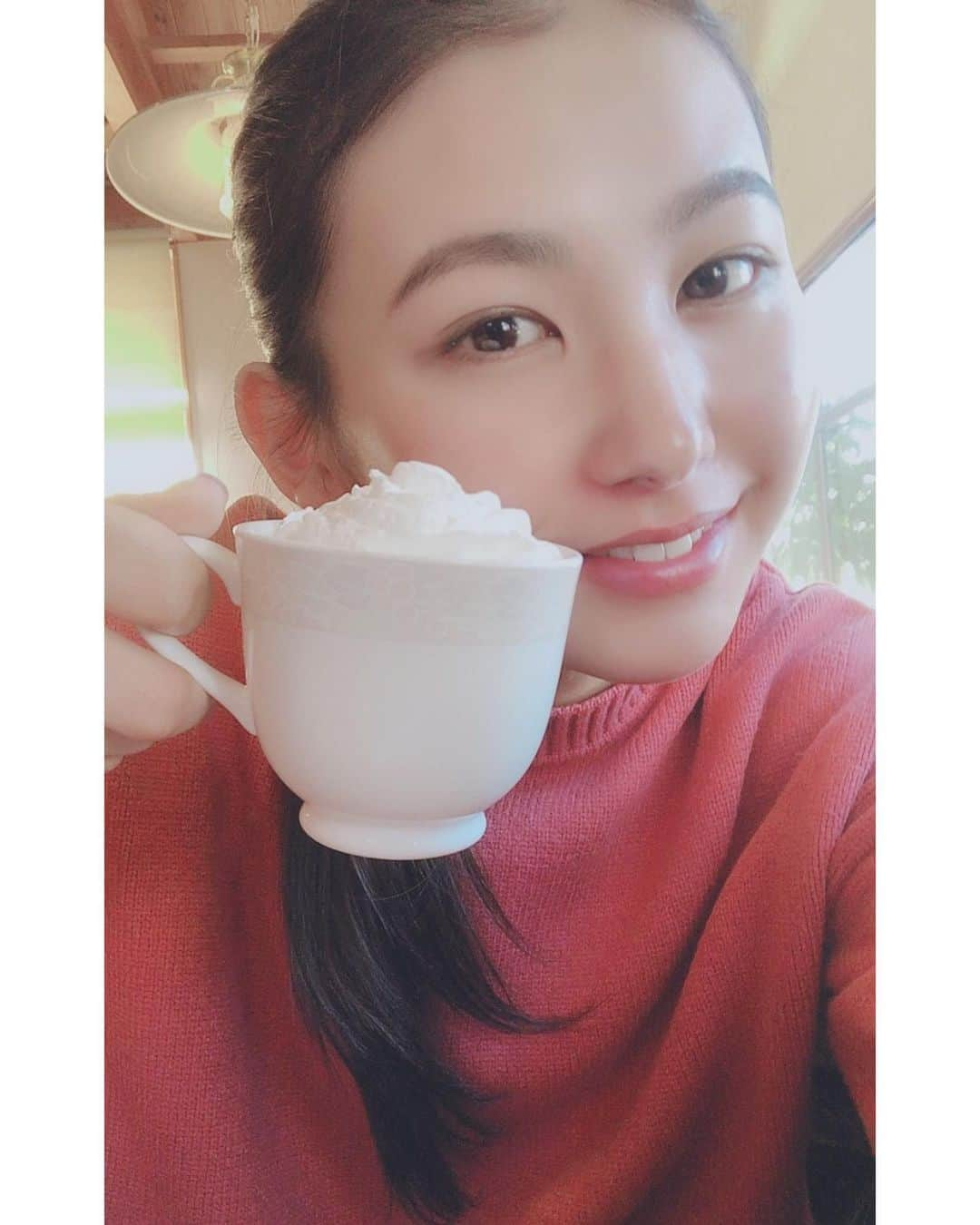 ８２１（ハニー）さんのインスタグラム写真 - (８２１（ハニー）Instagram)「821CAM📸- #offshot 💕#KANNA  コーヒー飲むと温まりますね☕️☺️  #821honey #H821 #821 #カンナ #WHO #CallMyName #japanesegirl #girlgroup #ulzzangfashion #ulzzangstyle #winter #cafe #selfie #セーター #蜂蜜オーレウインナー #冬 #2021年 #あけましておめでとうございます #커플 #메이크 #데일리메이크업 #패션 #오오티디 #팔로미 #메이크업 #셀카 #셀피 #먹방」1月3日 20時10分 - 821honey_official