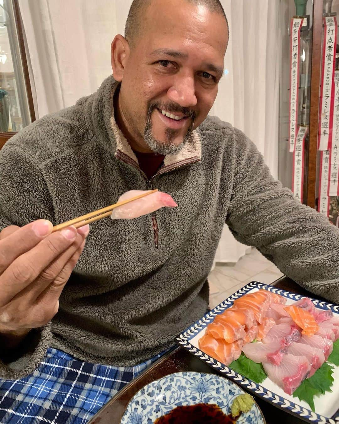 アレックス・ラミレスさんのインスタグラム写真 - (アレックス・ラミレスInstagram)「My late snack Sashimi 😀itadakimasu! いただきます！！#sashimi #delicious #itadakimasu」1月3日 20時11分 - ramichan3