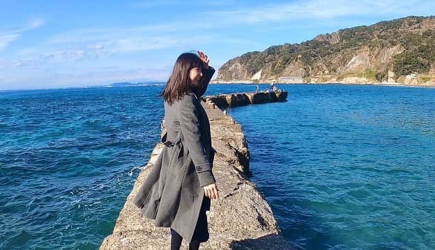 牧村麻美のインスタグラム：「海の景色と波の音に浄化された日  年末年始のお休みは、たくさん甘えてゆっくりさせてもらったので、明日からは目一杯がんばるぞぉぉぉおー＼(^o^)／  #冬の海が好き #夏行ってもどーせ入らないし #人少ないし #朝日から夕日までずっと眺めてたい #漁師狙うかな←  #新年#海#青い海#海鮮#ドライブ#2021」