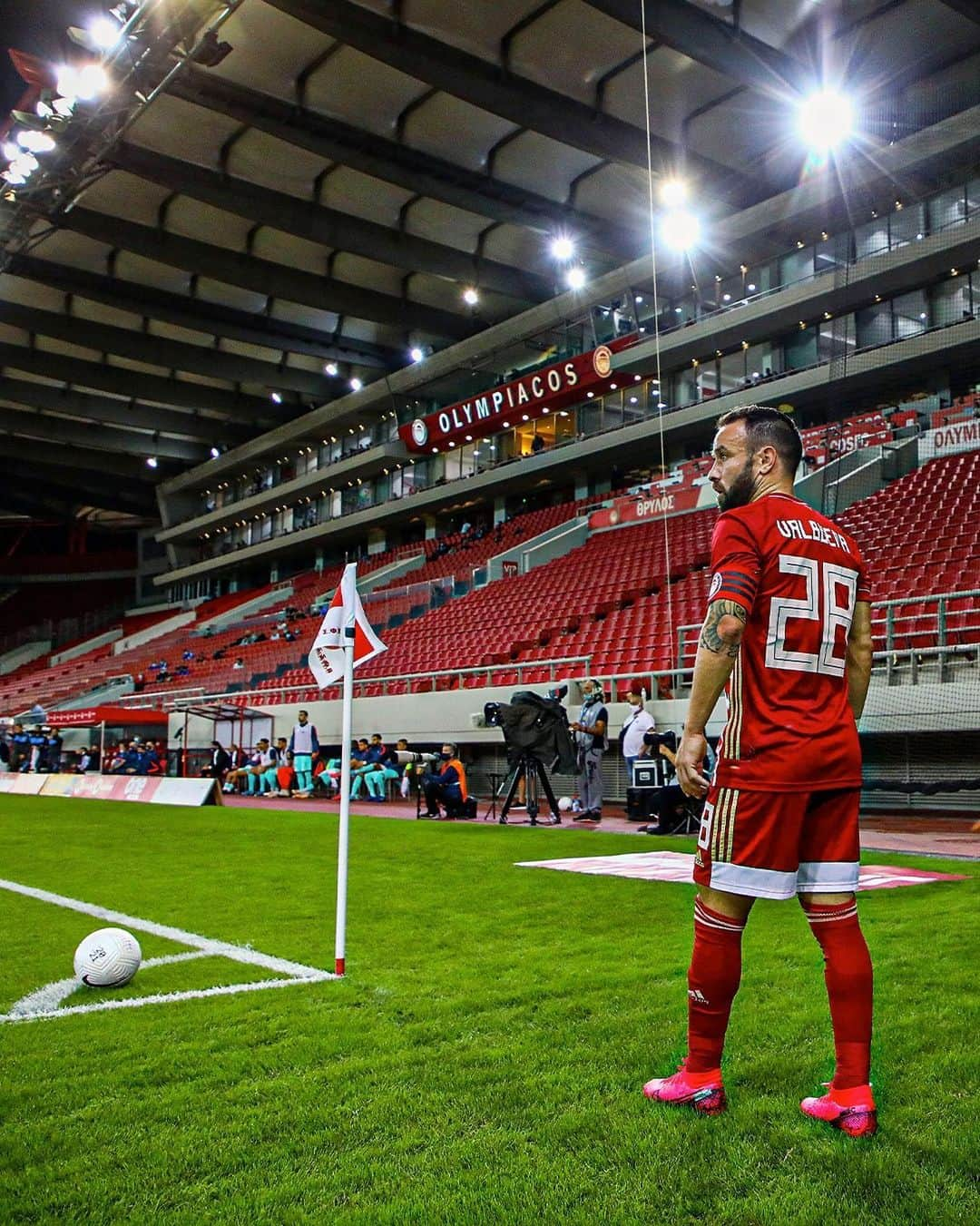 マテュー・ヴァルブエナさんのインスタグラム写真 - (マテュー・ヴァルブエナInstagram)「Back with the team to start 2021 with a derby against @aekfc_official! Let’s go lads! 🔴⚪️」1月3日 20時14分 - mv28_officiel