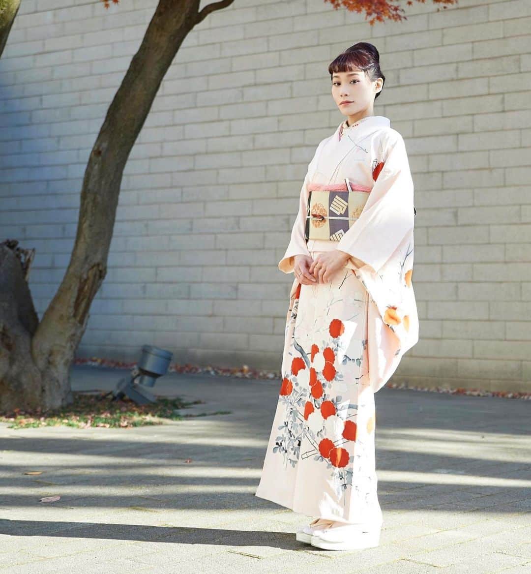 マドモアゼル・ユリアさんのインスタグラム写真 - (マドモアゼル・ユリアInstagram)「京都芸術大学通信課程の卒業生として大学のYouTubeチャンネルで本間副学長と対談させて頂きました！ 素敵な機会を頂けて大変光栄です。 とっても楽しかったな☺️ 是非YouTubeご覧ください🙇🏻‍♀️ ストーリーから飛べます👆🏻 この日のお着物はお正月らしく紅白の梅の描かれた訪問着に、紅白の餅花に宝尽くしの半衿、源氏香の袋帯にしました🎍🌅 @kua.pr  #京都芸術大学 #アンティーク着物」1月3日 20時14分 - mademoiselle_yulia