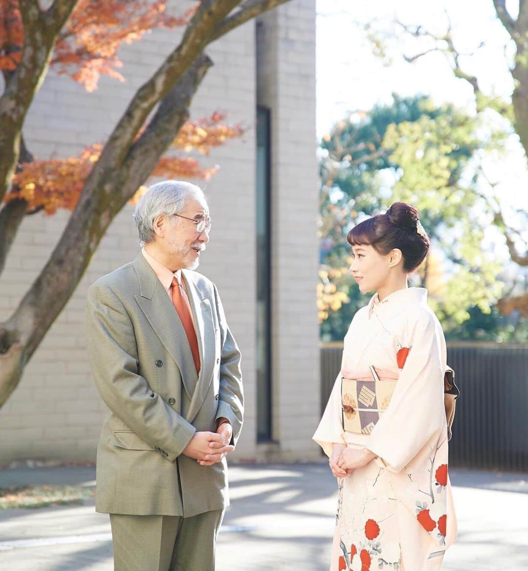 のインスタグラム：「京都芸術大学通信課程の卒業生として大学のYouTubeチャンネルで本間副学長と対談させて頂きました！ 素敵な機会を頂けて大変光栄です。 とっても楽しかったな☺️ 是非YouTubeご覧ください🙇🏻‍♀️ ストーリーから飛べます👆🏻 この日のお着物はお正月らしく紅白の梅の描かれた訪問着に、紅白の餅花に宝尽くしの半衿、源氏香の袋帯にしました🎍🌅 @kua.pr  #京都芸術大学 #アンティーク着物」