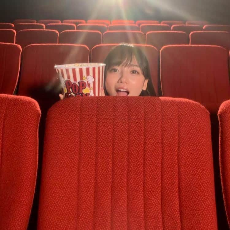 齊藤京子さんのインスタグラム写真 - (齊藤京子Instagram)「【オフショット】祭り🥳 Twitterと同時開催中です👍  映画館デートでは大人なきょんこ…のはずですが ポップコーン🍿を持つとついついかわいさ出ちゃいますね🥰  #齊藤京子1st写真集  #とっておきの恋人 #齊藤京子 #日向坂46 #きょんこしか勝たん  #国民的彼女 #kyonstagram 👸💕  📢ご予約はプロフィールのリンクから」1月3日 20時18分 - kyoko1st