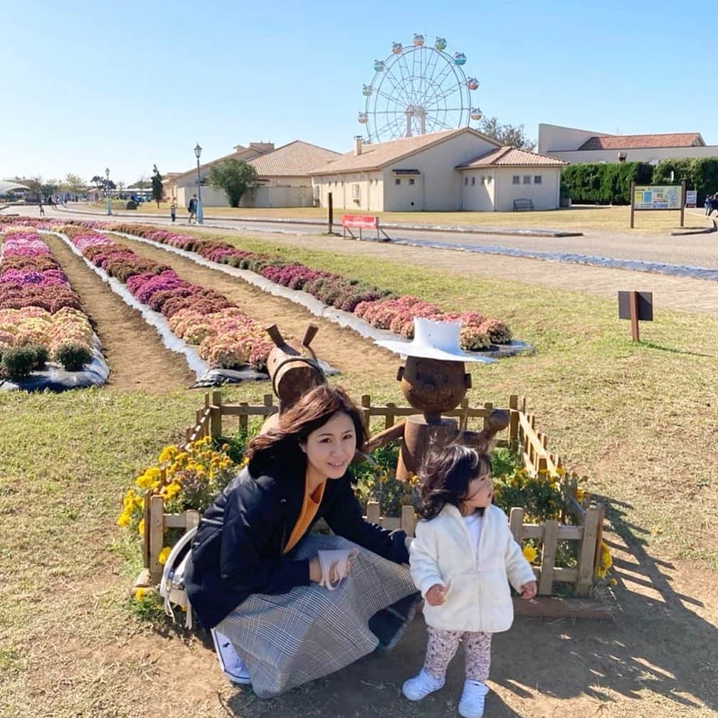 岡本果奈美のインスタグラム：「.﻿ ﻿ あっという間に1月3日！﻿ 明けましておめでとうございます💓﻿ ﻿ ﻿ ありがとう2020！﻿ 宜しくね2021！﻿ ﻿ ﻿ 今年はさらにやりたい事﻿ 叶えたい夢に﻿ チャレンジしていきたい1年☺️﻿ ﻿ ﻿ 年始から色々と仕事の締切に追われたり イヤイヤ期の娘に泣きながらベビーカー おしたり笑﻿ 今年も濃厚な一年になりそうです👏笑﻿ ﻿ ﻿ 今年も忘れられない﻿ 最高な1年にしましょー💓﻿ ﻿ ﻿ ﻿ ＿＿＿＿＿＿＿＿＿＿＿＿﻿ 2021年の講座は1/5予約開始⭐️﻿ ﻿ 詳しくはトップページのリンクへ﻿ @kanamiokamoto﻿ ﻿ 《ベビトレヨガ講座》　﻿ 産後のケア×0〜3歳の身体作りと脳トレ﻿ ﻿ 《子どもヨガインストラクター講座》﻿ 子どもの姿勢メソッドをベースとした﻿ 親子ヨガ・キッズヨガ！﻿ ﻿ 《産後トレーニングヨガ講座》﻿ 目指せ！産後の身体のトレーナー！﻿ ﻿ ﻿ …………………………………… ﻿ #0歳児ママ#ベビトレヨガ﻿ #yogainstructor#babyyoga﻿ ﻿ #産後トレーニング﻿ #産後ダイエット成功 #産後ダイエット部 #産後ヨガ#産後太り解消 #子連れヨガ#親子ヨガ#ベビーヨガ#ベビーヨガレッチ #セルフ骨盤調整 #骨盤エクササイズ#ダイエット記録 #産後ダイエット記録 #産後ピラティス #産後ヨガインストラクター#フリーランス女子 #ワーキングママ #働くママ #育児あるある #イヤイヤ期ピーク #イヤイヤ期真っ只中 #イヤイヤ期 #ワーママダイエット」