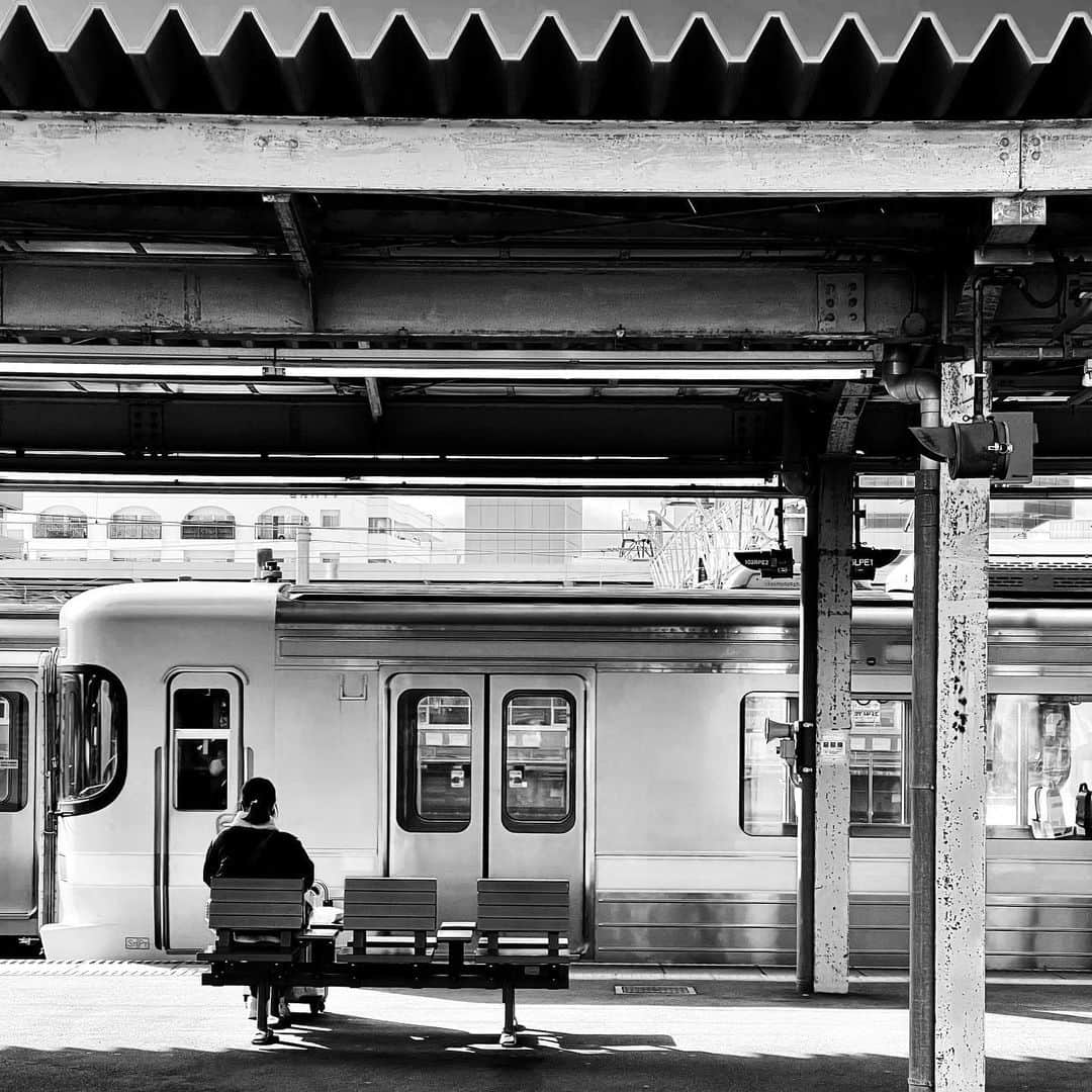naotakeのインスタグラム：「駅 - A station / iPhone 12 Pro Max & Snapseed, 20210104 . . 年が明けると、先月までの混雑が嘘のように道路上のクルマが少なくなる。 . . #spicollective #royalsnappingartists #infamous_family #rsa_main #infinity_photo_cult #jp_gallery_member #jp_gallery_bnw #trb_bnw #wp_bnw  #bnw_life #bnwlife_member #bnw_life_shots #bnw_captures #world_bnw #top_bnw #team_jp_ #team_jp_モノクロ #ig_energy_bw #ig_nihon #streetphotographybnw #igersjp #blackandwhite #bnw #bnwphoto #monochrome #bw #bnwphotography #ShotOniPhone #shotoniphone12promax」