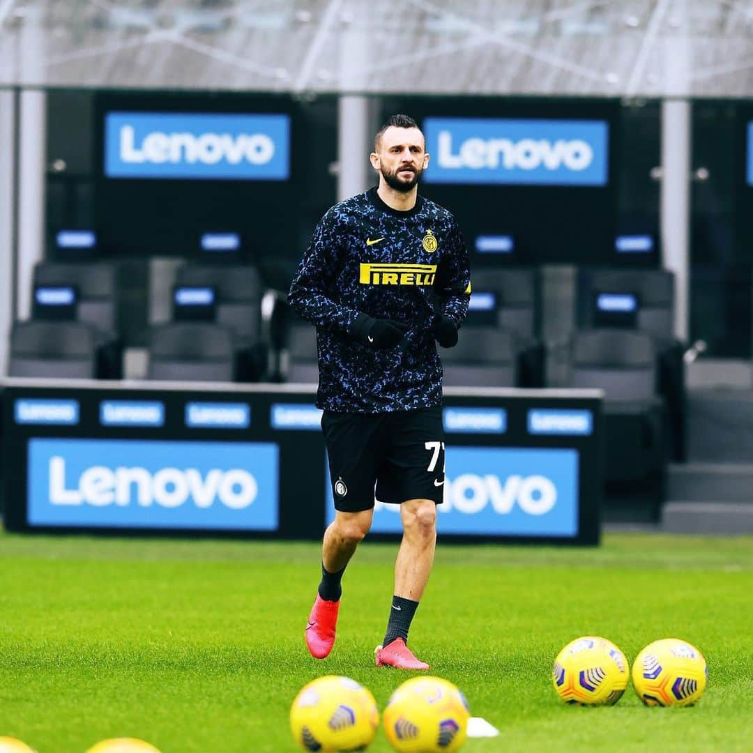 インテルナツィオナーレ・ミラノさんのインスタグラム写真 - (インテルナツィオナーレ・ミラノInstagram)「WARM UP 💪🏟 #Inter #ForzaInter #InterCrotone #SerieA #Football」1月3日 20時21分 - inter