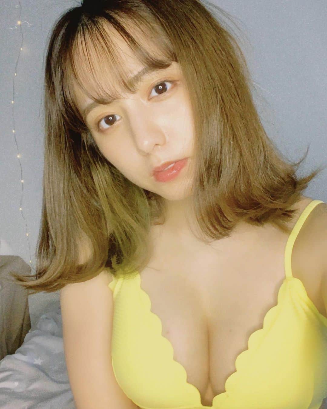 前田美里のインスタグラム：「2021年は写真集を出したい。 . . #日曜日 #グラビア #ノスタルジック  #おうち時間 #stayhome #イエベ #自撮り #水着 #💛#photo  #film #selfie #ファインダー越しの私の世界 #写真好きな人と繋がりたい #ヲタク #櫻坂46  #日向坂46 #フォロワー募集中 #おうち時間 #stayhome#gravure #japanesegirl #follow #followme #좋아요 #팔로우미 #팔로미 #오오티디」