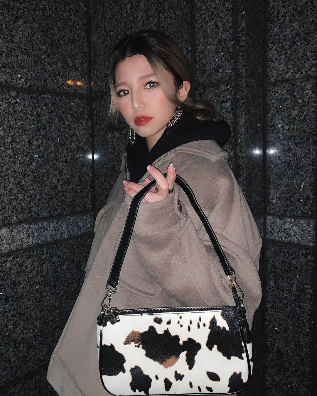 きこのインスタグラム：「. @shaggie_official さんの 牛柄のバック🐄🤎❤︎ 丑年にピッタリかわいすぎる😭 . 今日の23:59までZOZOTOWNで 1000円OFFクーポン配布してるから チェックしてみてネ🔍❤️ . #shaggie #shaggie_ootd」