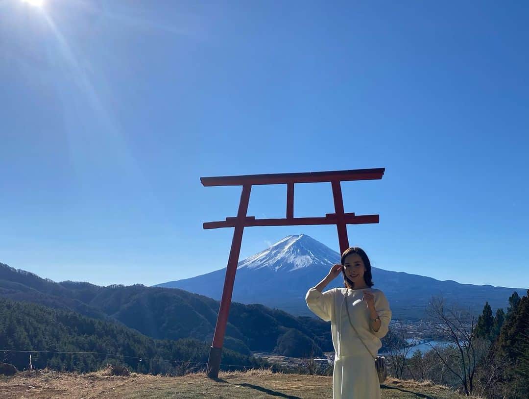 黒澤詩音さんのインスタグラム写真 - (黒澤詩音Instagram)「#2021 🎍  新年のご挨拶がまだでしたね。 1日からTVでお目にかかっている方もいらっしゃいますが、仕事始めはまだでして、のんびり過ごしている黒澤です。  年越しは、富士山の麓 河口湖で過ごしました🌄  のんびり温泉に入りつつ見るつもりが。みえ…ない…だと？ いそいそと良くみえるお外まで移動しました💨  冬の朝の澄んだ空気の中、それは見事な初日の出✨ 皆さまにも写真でお裾分けです！  富士山のその美しさはさることながら、勇壮なその姿からは沢山のパワーをいただいた気分✊  世界遺産である富士山は、自然遺産でなく"信仰の対象と芸術の源泉"として文化遺産に登録されています。世界遺産検定を所持していて、大学の卒論も信仰心を一つのテーマにした私にとって、凄く興味深い場所🗻  幸先良い、新たな1年となりそうです⭐️  #鳴沢氷穴 と #富岳風穴 にも行きました！ 霊峰富士と呼ばれるだけあり、神秘的な場所でした。 自然の強さを感じる…！  #河口浅間神社 の⛩ #天空の鳥居 は、なんと登りました！！（車で行けるのしらなかった。笑）  素敵な一年のスタートを切って！ 今年も沢山の素晴らしいモノ、コトを皆さんにお伝えすべく努めて参ります✨  さて、明日から #youtv とっておき@神奈川区の放送がはじまっています！地上波11chです！ 諸々の通常放送は9日からです！お目にかかります☺️  2021年も、何卒宜しくお願い致します🌄  #富士山 #河口湖 #神社 #山 #mtfuji #初日の出」1月3日 20時25分 - shionkurosawa_official