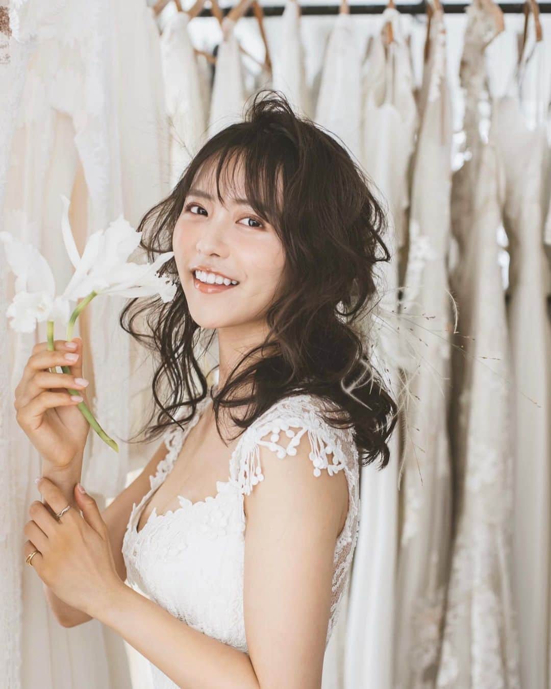 のインスタグラム：「wedding dress👰🏼💞  写真は、フォトブックでもお借りしたウェディングモデルの撮影データ🪐🪐  ドレスはもちろんメイクもお花も雰囲気もネイチャーな感じでとっても素敵だったの〜☺️🌿  フォトブックではまたガラッと雰囲気を変えとるから是非チェックしてね🪄  #weddingdress #befitsyou #flower」