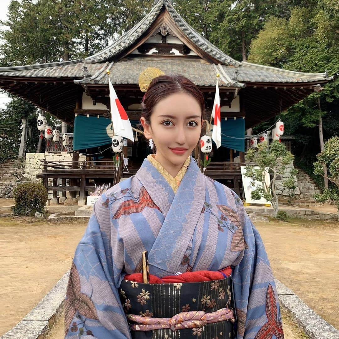 のインスタグラム：「あけおめだよーん❗️ 毎日実家でゴロゴロしてるけど 初詣は着物着て神社⛩いった😌  ママの着物やでー👘 もう少し広島いる予定😌  #着物女子  #kimono #初詣 #初詣コーデ  #縁結び #結婚できますように #できなさそう #婚活女子 #着物コーディネート  #👘 #着物美人 #japanesegirl #japaneselife #japan_of_insta  #🇯🇵 #japaneseculture #kimonostyle  #kimonofashion #kimonolovers #kimonogirls #japanexpo #あけおめ #あけましておめでとう  #今年もよろしくお願いします」