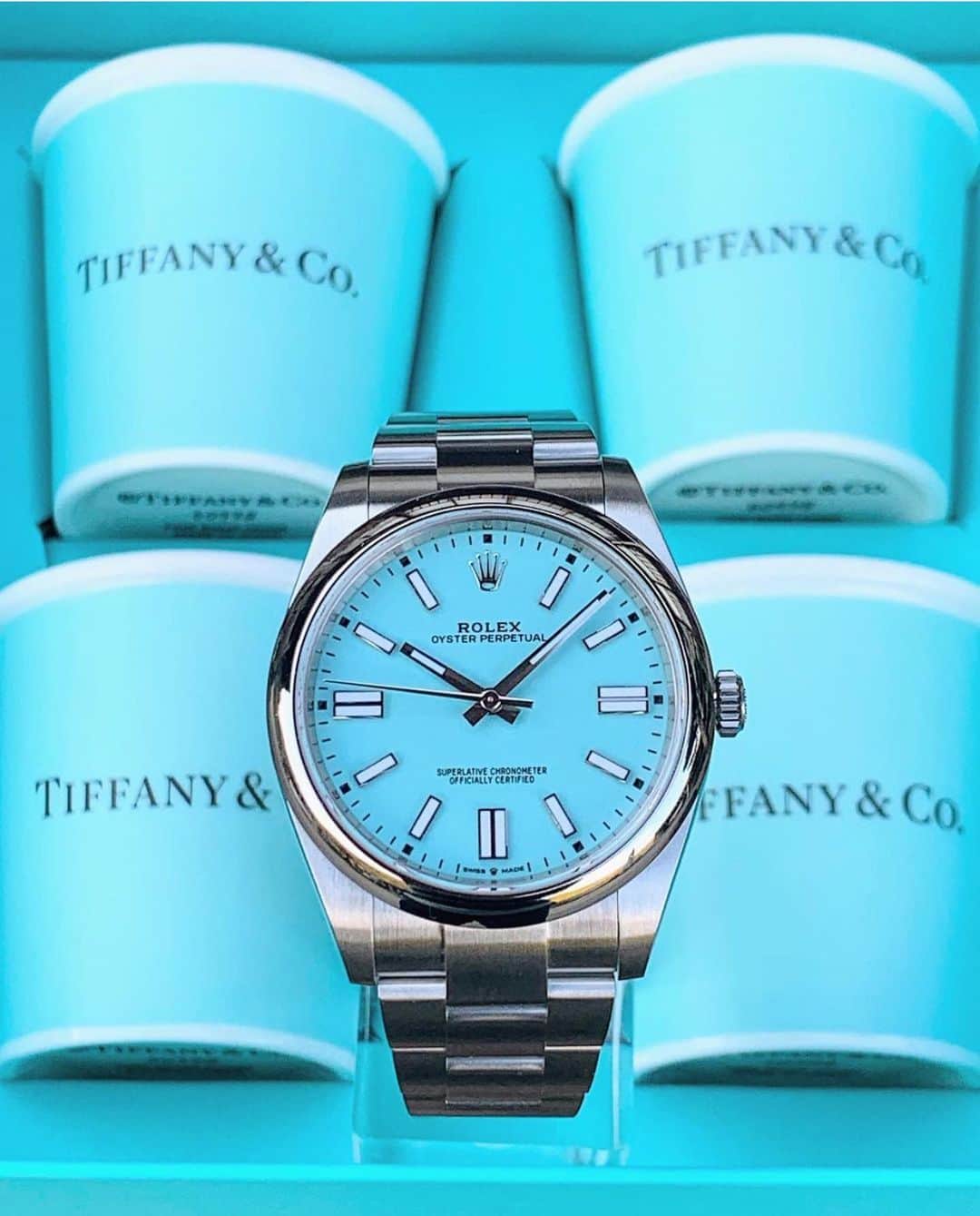WATCHMANIAのインスタグラム：「#124300 OP 41 is the best release of 2020 imho. In any color ❤️  @shamon_kanyou 📸  #rolex #rolexwatch #rolexwatches #rolexsaat #rolexwrist #rolexworld #oysterperpetual #oysterperpetual41 #oysterperpetual36 #124300 #watchmania #watch #swiss #swissmade #luxurywatches #luxurywatch #horology #tiffany」