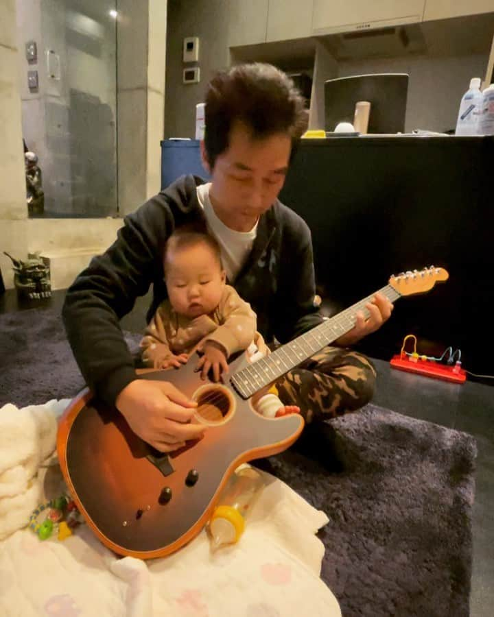 Akira Yamaokaのインスタグラム：「Apparently she really want to play this song on an instrument.」