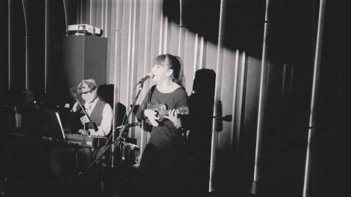 akikoのインスタグラム：「All you need is love というよりは、 愛はもう、デフォルトでないといけない。そういう時代。  #allyouneedislove  #ukulelesinging」
