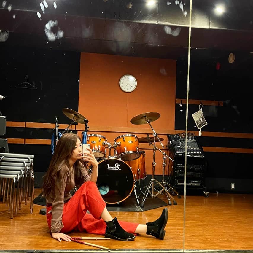 木谷有里さんのインスタグラム写真 - (木谷有里Instagram)「今年は趣味も充実させたいな🥁  やろうとしてる宿題（曲） たまってますごめん🙇‍♀️💦💦  あのさ、、、 鏡に壁ドンしたの誰よ🤚  #ドラム女子　#ドラム　#趣味」1月3日 20時40分 - kitani_yuri