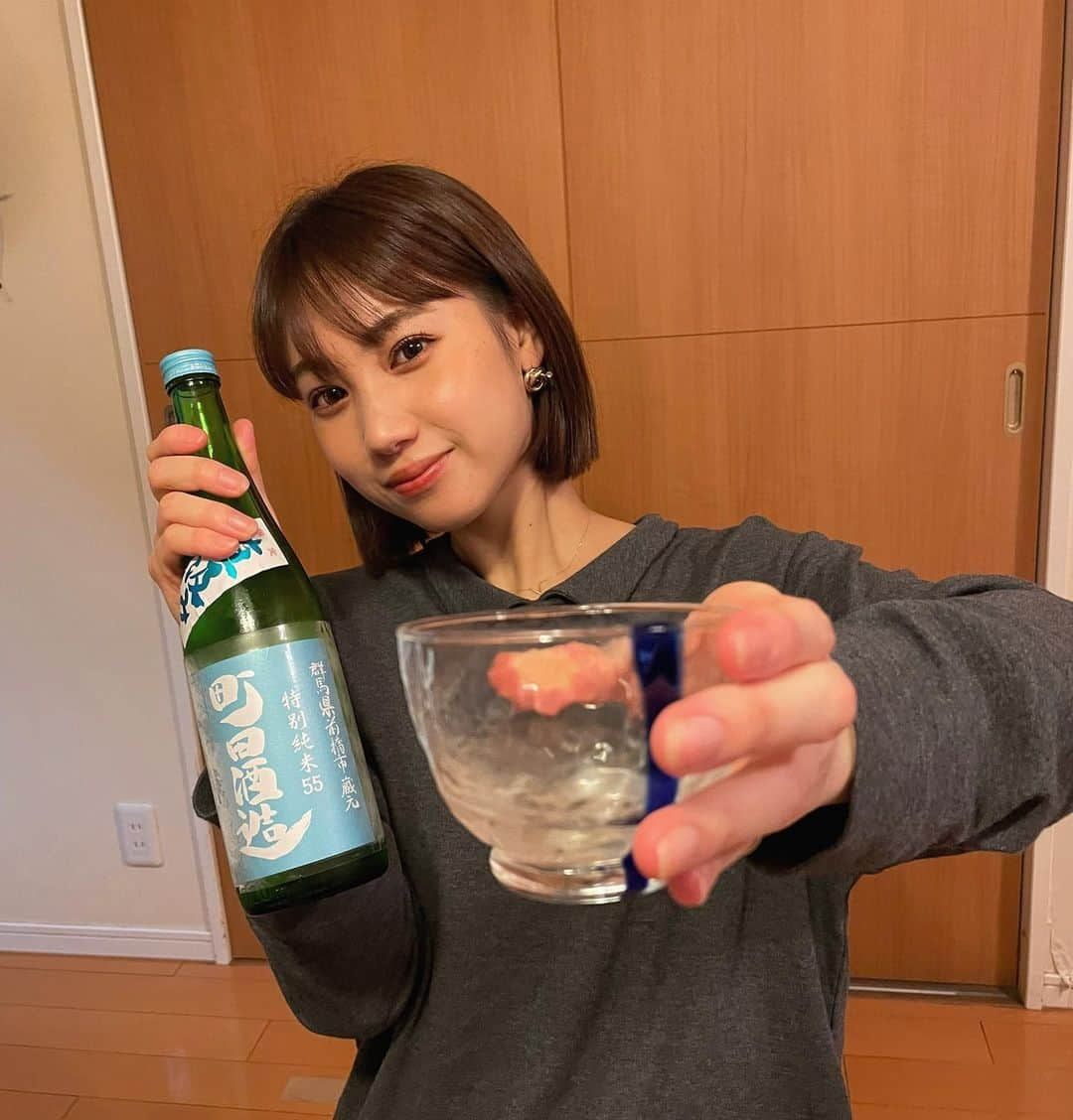 高野祐衣さんのインスタグラム写真 - (高野祐衣Instagram)「今宵は実家で日本酒です🍶♡﻿ 家族3人で飲んだので﻿ 一瞬で消えました、、、（笑）﻿ ﻿ ﻿ 群馬県の町田酒造。﻿ フルーティーで甘みもあって、﻿ ほのかな酸味、キレもあって美味しい✨﻿ そして何よりコスパもよい！！！﻿ こんなに美味しいのに！びっくりだ！！﻿ ﻿ ﻿ みなさんはいかがお過ごしですか^ ^？？﻿ ﻿ ﻿ ﻿ #日本酒 #日本酒女子﻿ #町田酒造 #群馬県﻿ #特別純米 #五百万石﻿ #唎酒師 #酒ディプロマ﻿ #おうち日本酒 #おうち飲み﻿ #ゆいぽんしゅ」1月3日 20時41分 - yuipooon12_06