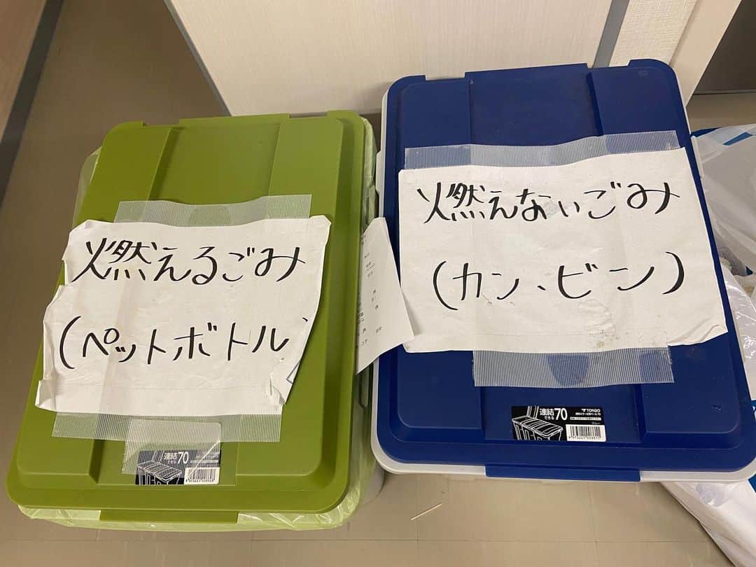松井ケムリのインスタグラム：「納得できないな #ゴミ箱」